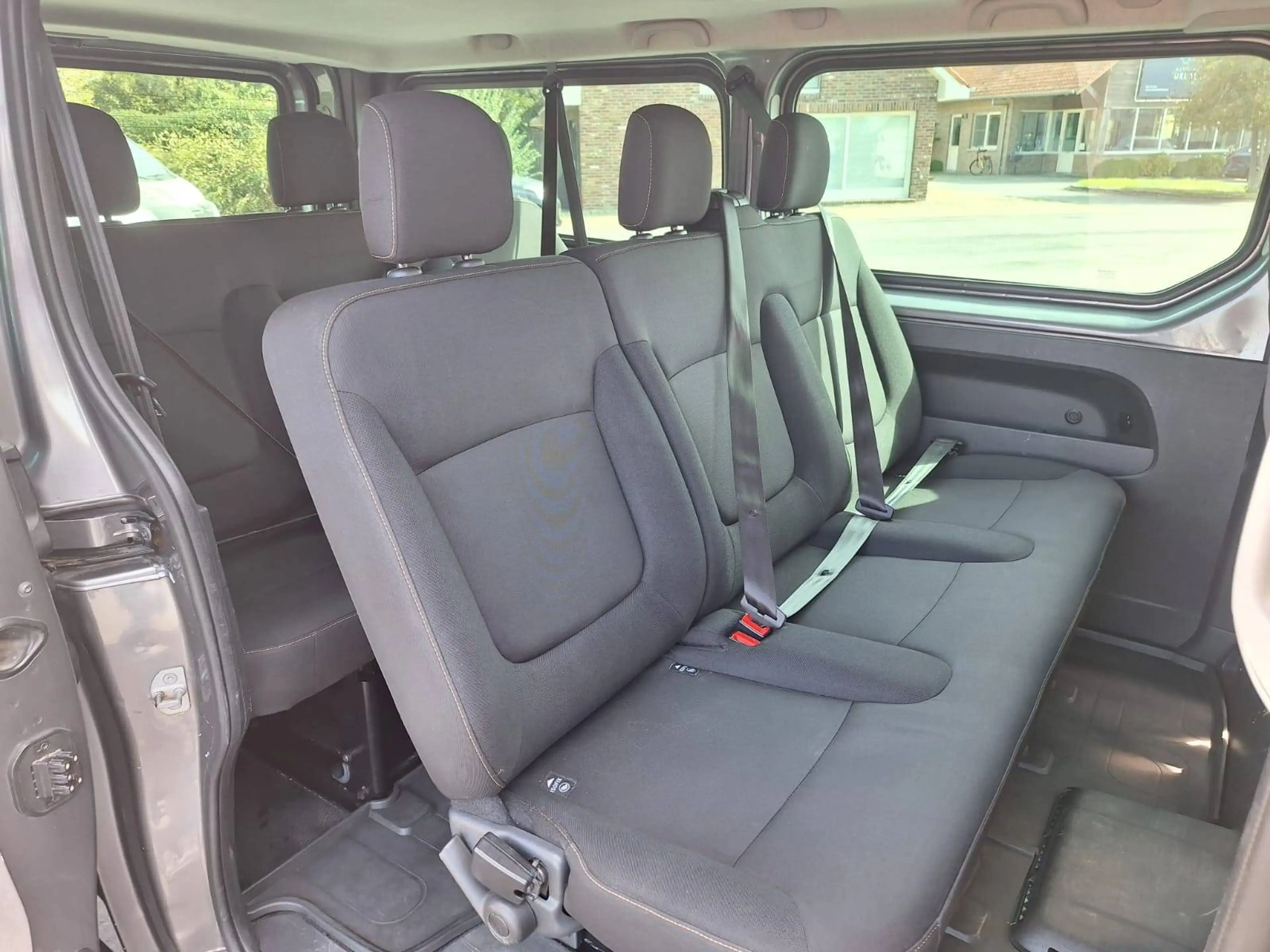 Renault Trafic 1.6d minibus 9places — photo 11