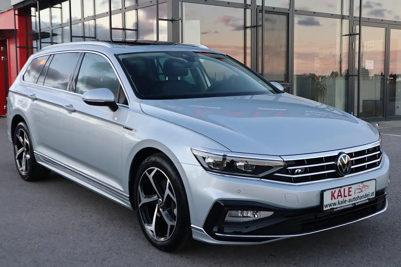 Volkswagen Passat Variant Elegance 2,0 SCR TDI DSG*R-LINE*Matrix LED*Pano... Silber - 2