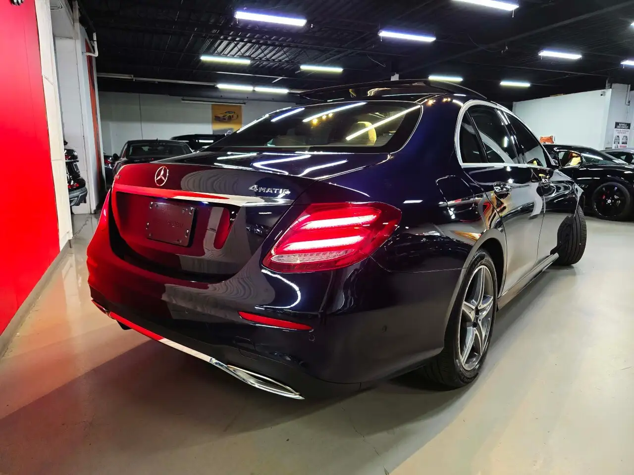 Mercedes-Benz E-Class снимка Mercedes-Benz E-Class