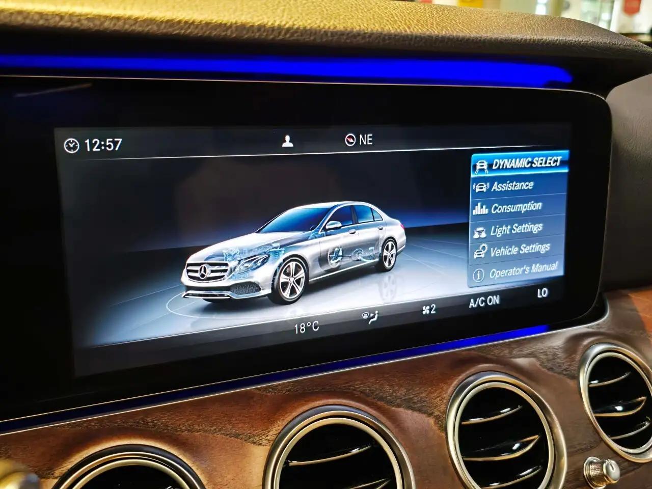 Mercedes-Benz E-Class снимка Mercedes-Benz E-Class