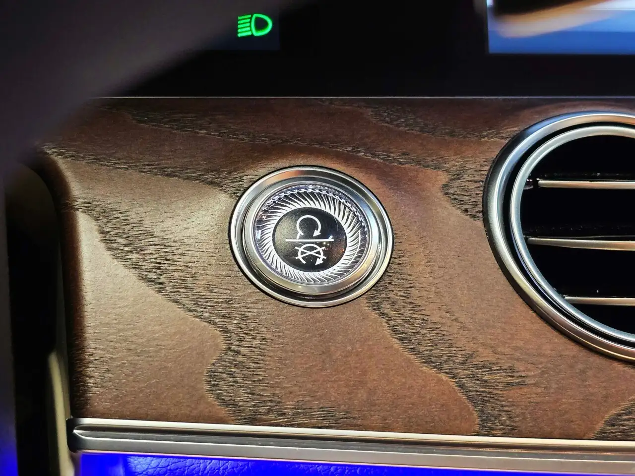 Mercedes-Benz E-Class снимка Mercedes-Benz E-Class