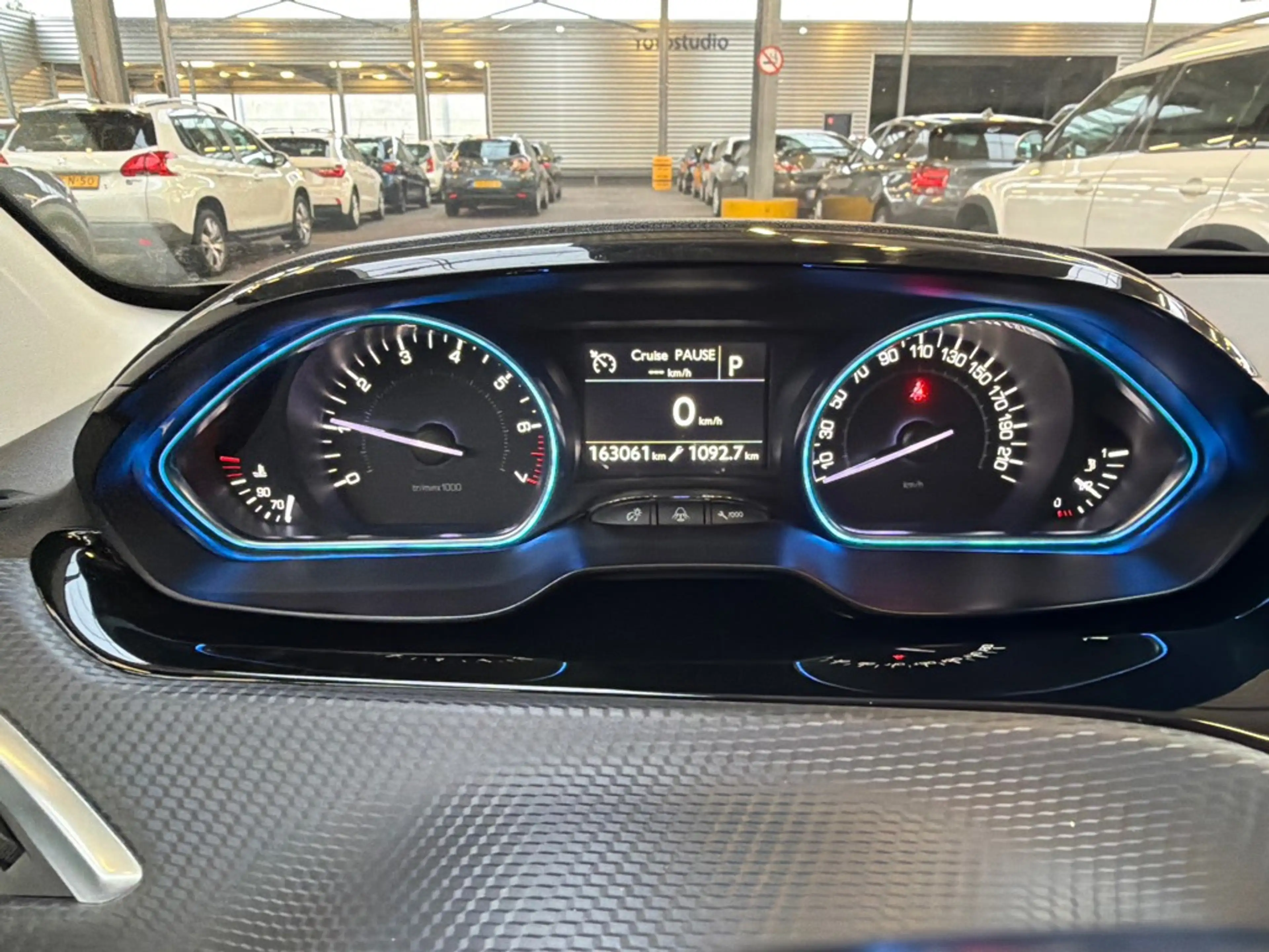Peugeot 2008 1.2 PureTech Allure — photo 5