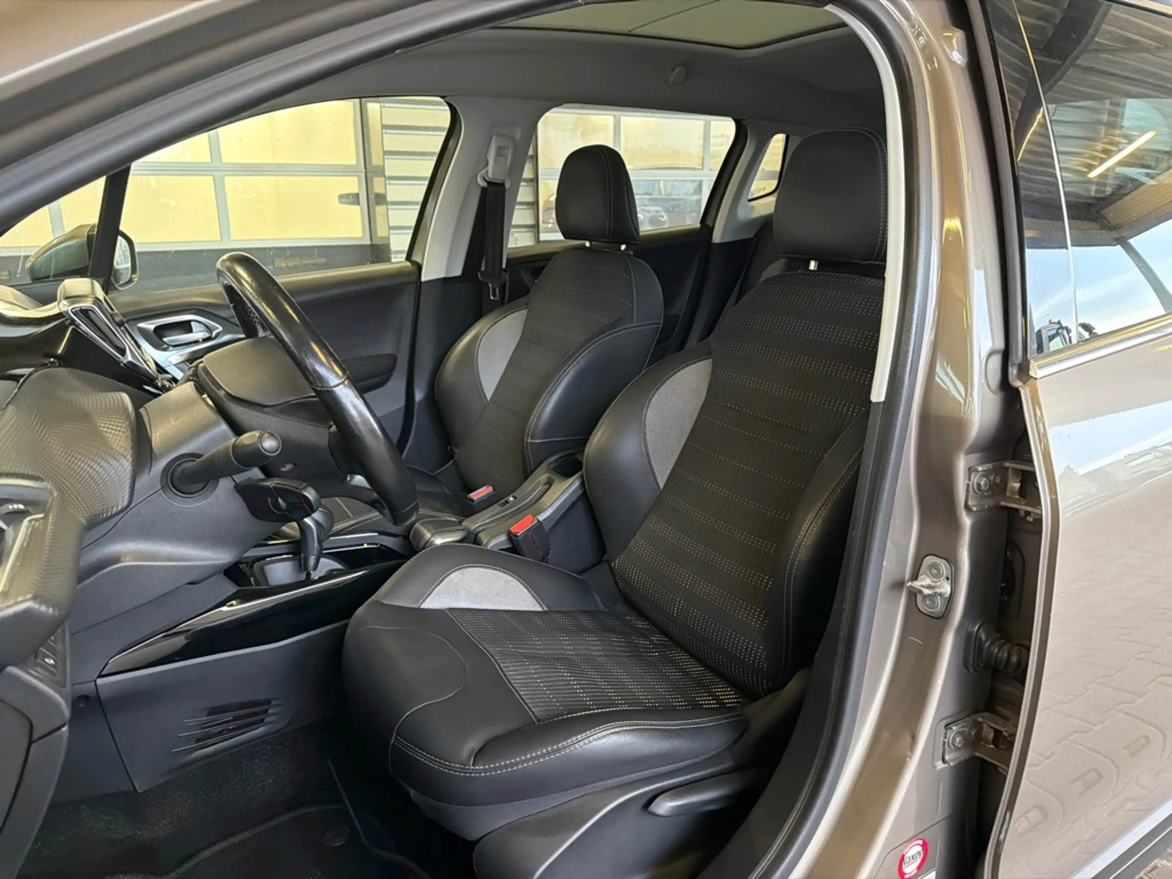 Peugeot 2008 1.2 PureTech Allure — photo 19