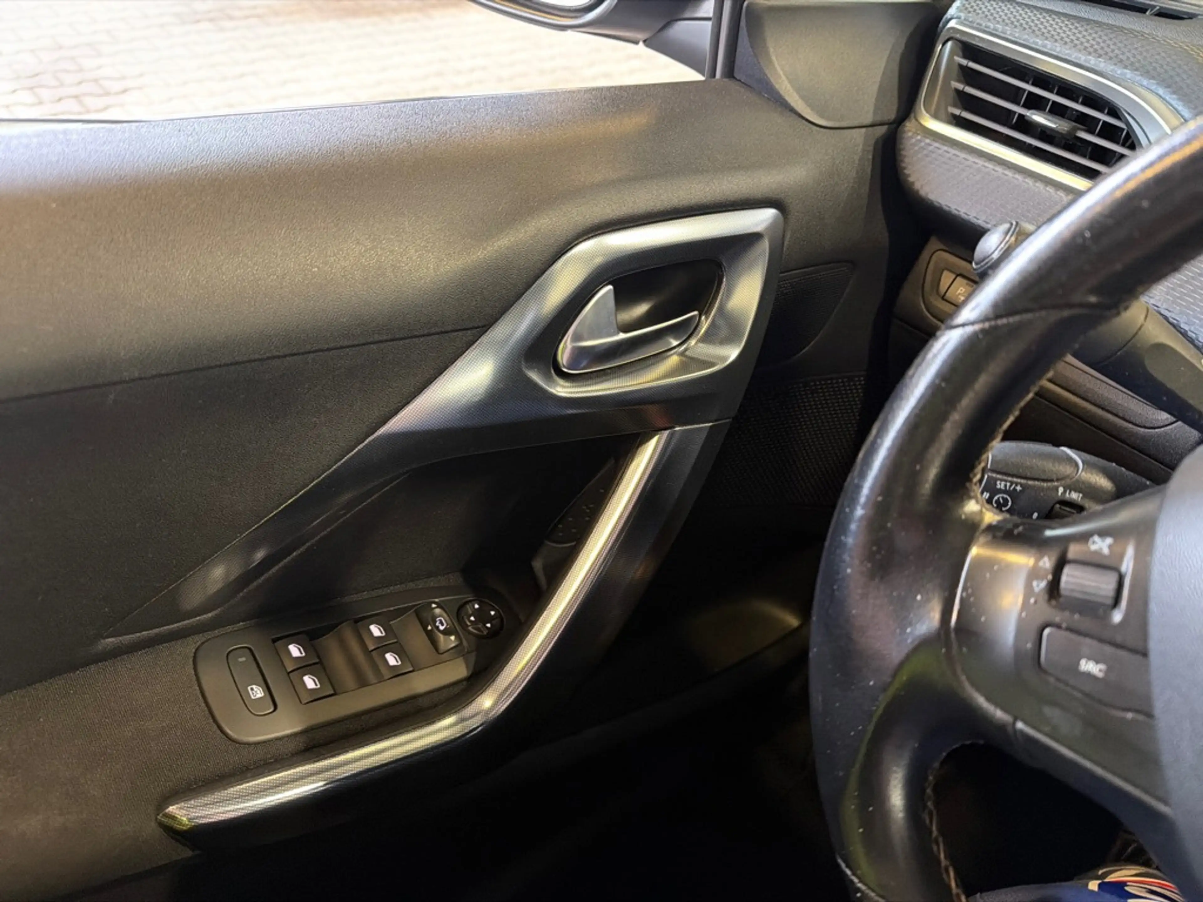 Peugeot 2008 1.2 PureTech Allure — photo 18
