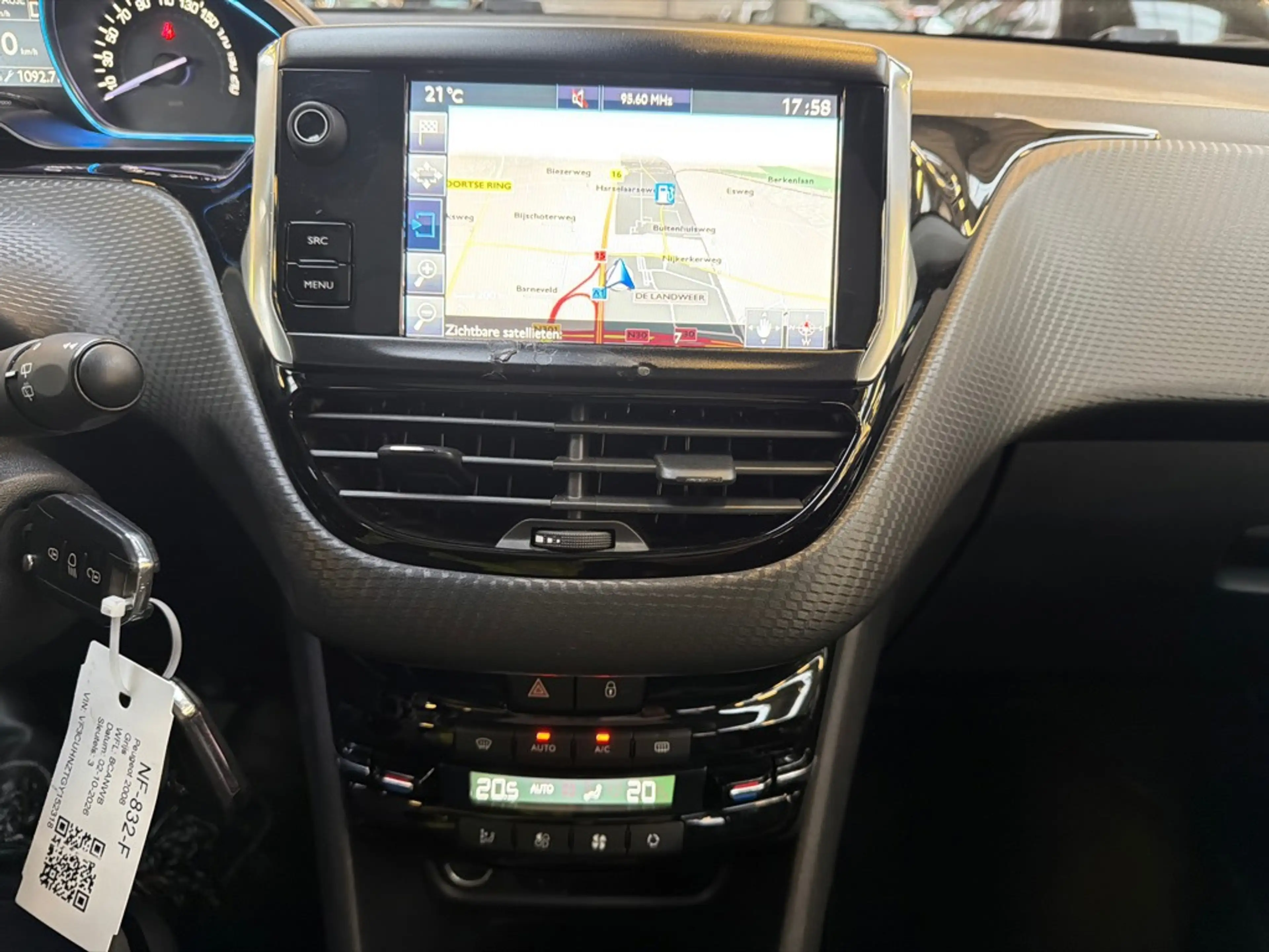 Peugeot 2008 1.2 PureTech Allure — photo 14