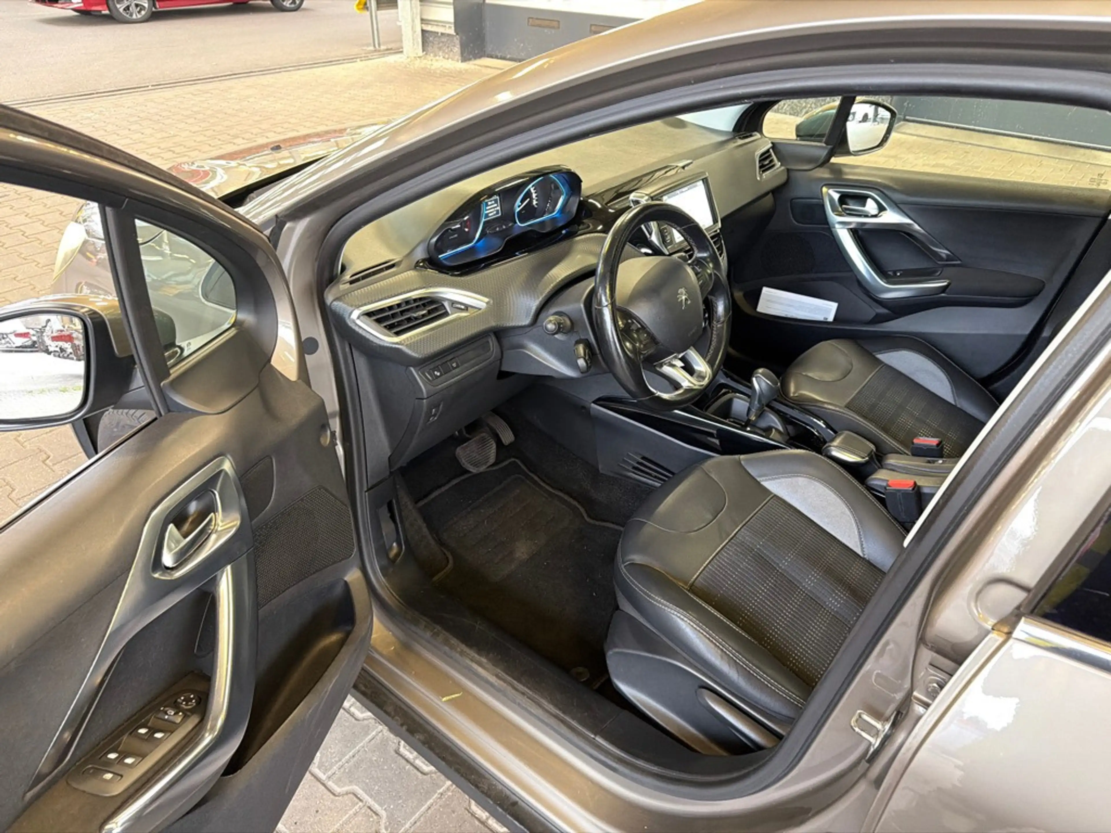 Peugeot 2008 1.2 PureTech Allure — photo 7