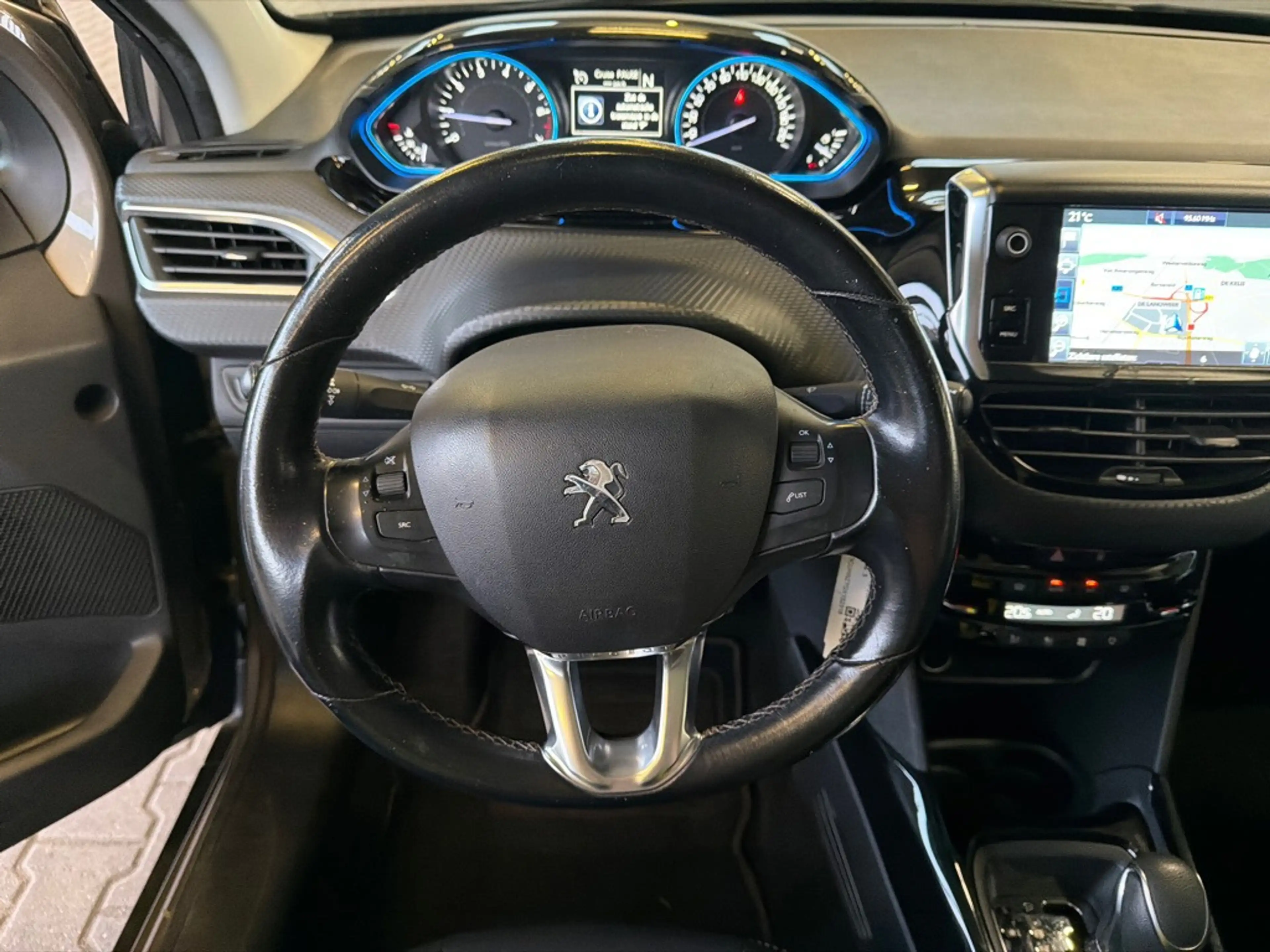 Peugeot 2008 1.2 PureTech Allure — photo 17