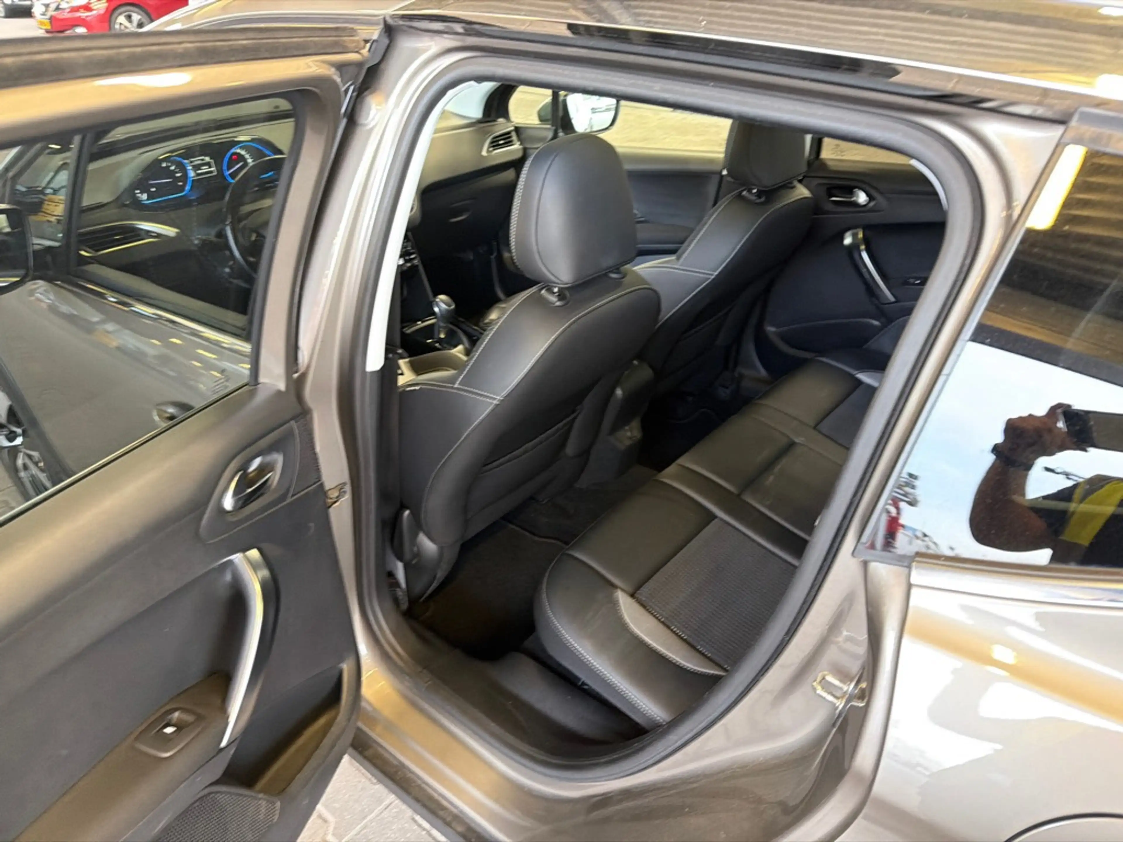 Peugeot 2008 1.2 PureTech Allure — photo 8