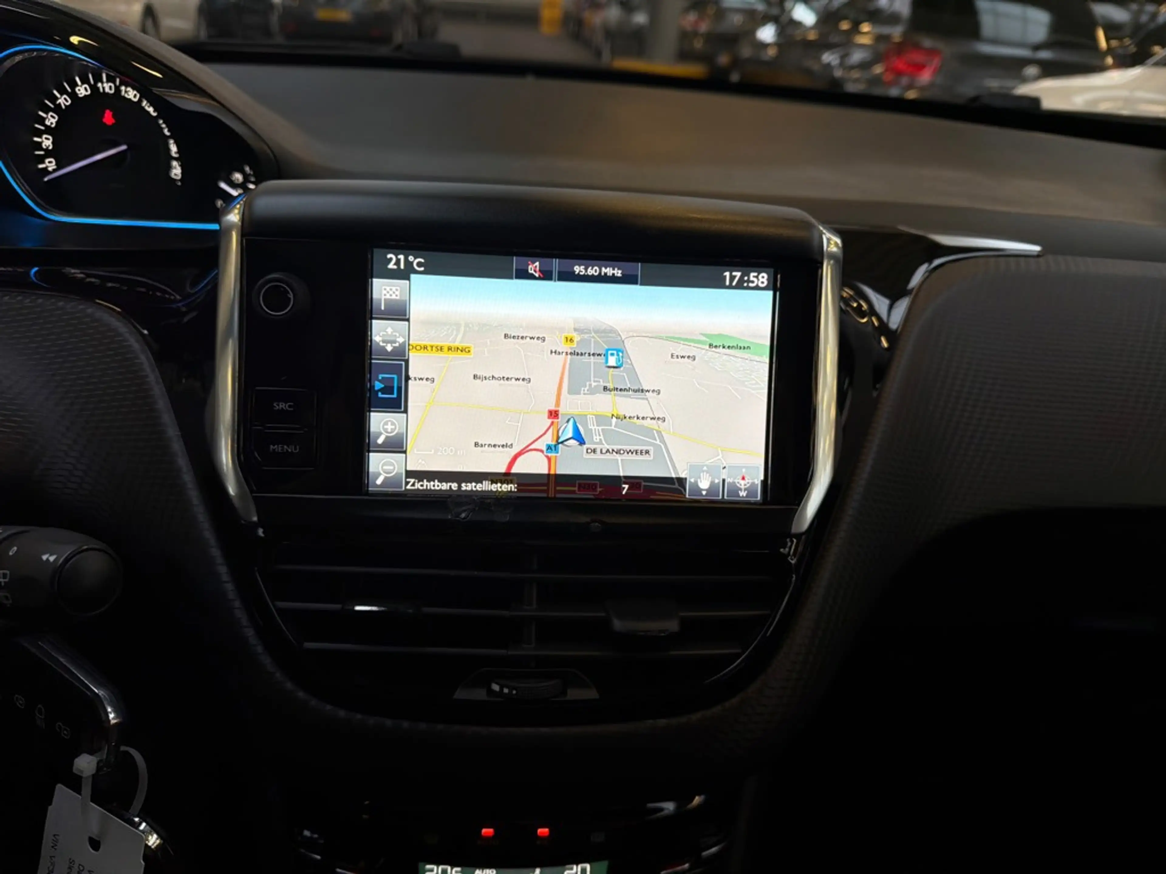 Peugeot 2008 1.2 PureTech Allure — photo 10