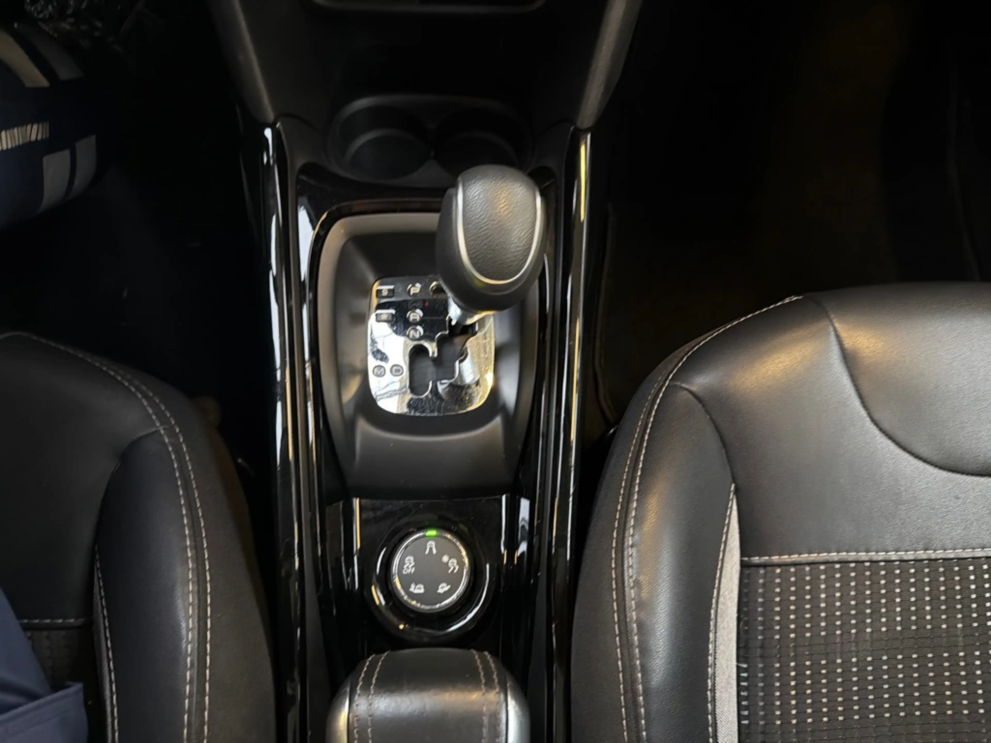 Peugeot 2008 1.2 PureTech Allure — photo 16