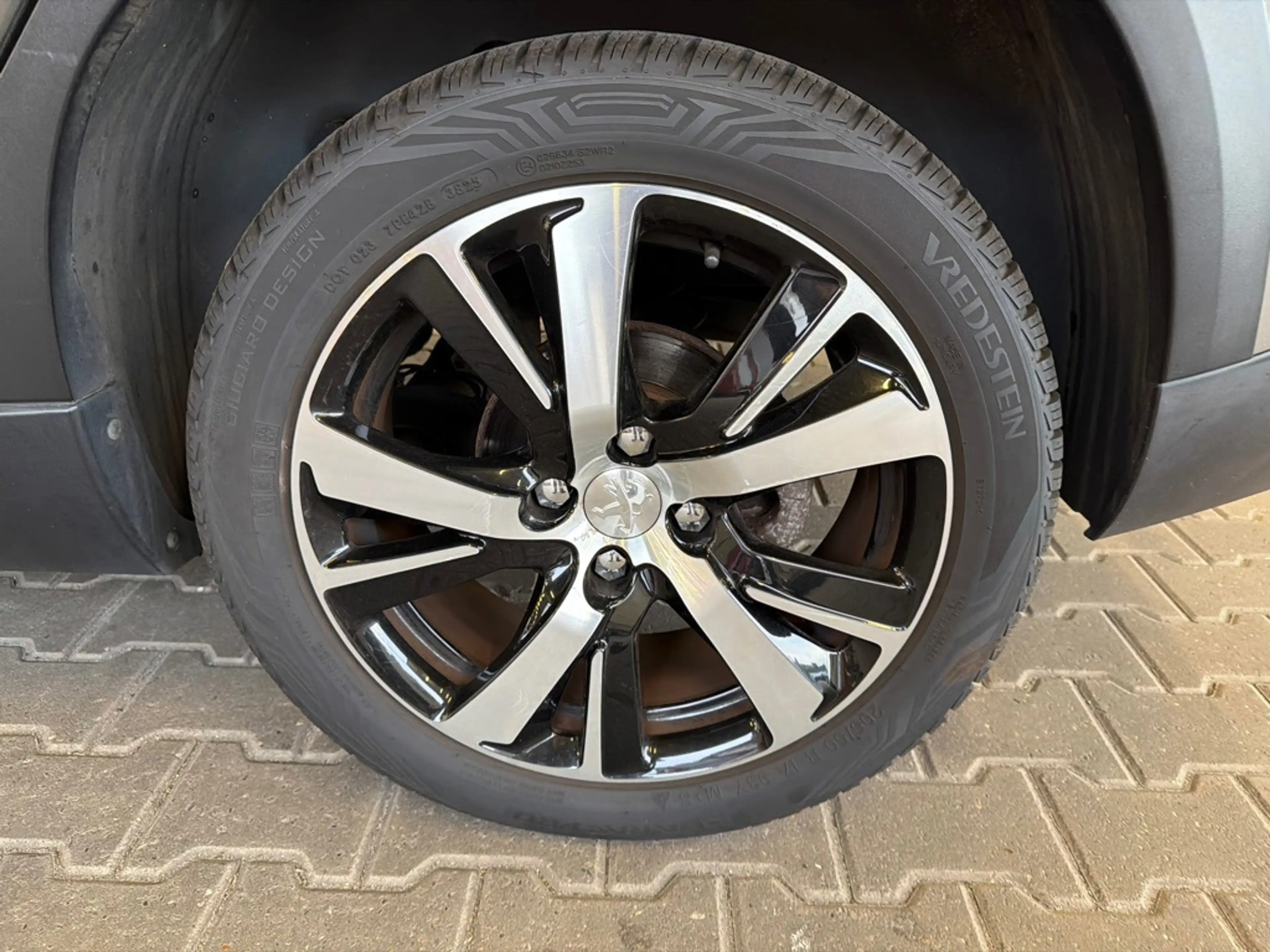 Peugeot 2008 1.2 PureTech Allure — photo 12