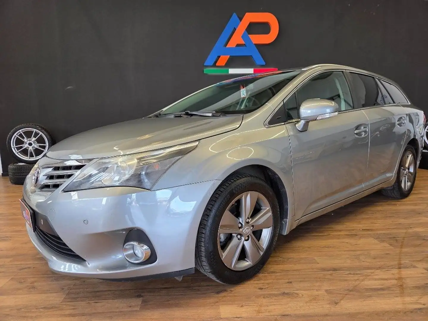 Toyota Avensis 2.0 D-4D Wagon Lounge Grigio - 1