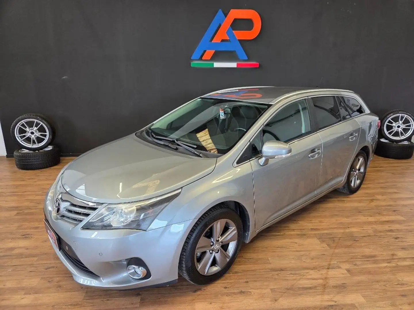 Toyota Avensis 2.0 D-4D Wagon Lounge Grigio - 2