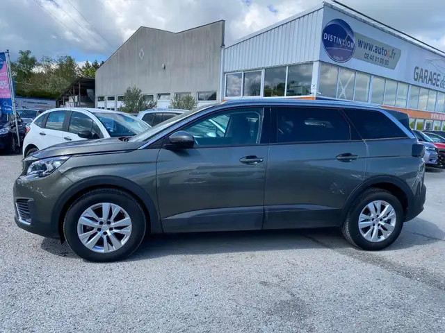 Peugeot 5008 view 3