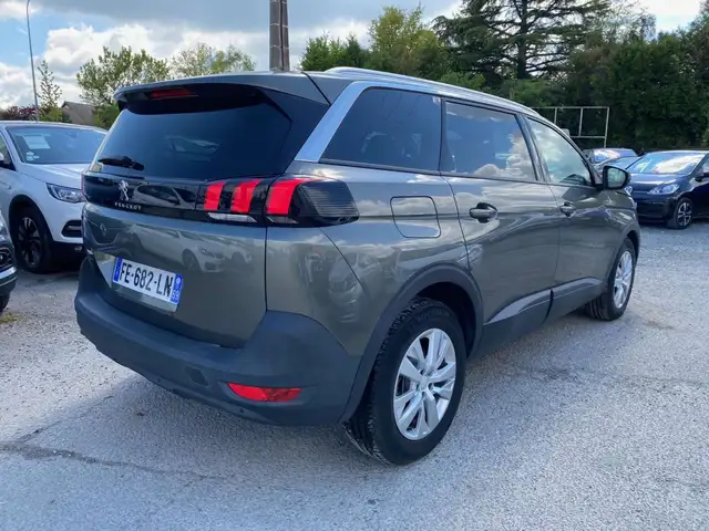 Peugeot 5008 view 4