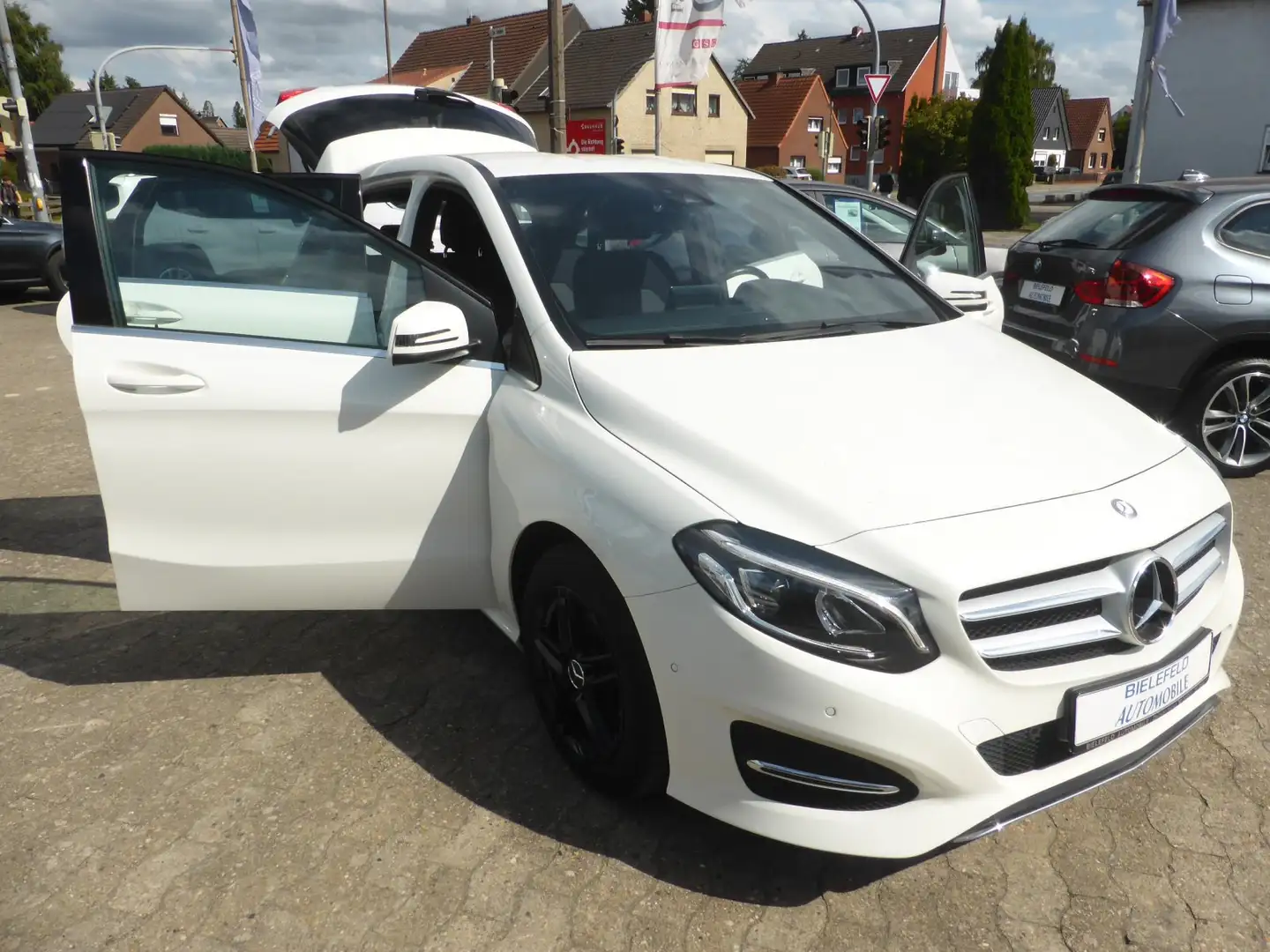 Mercedes-Benz B 180 7G-DCT S-Tourer Style LED/Navi/SH/PDC/Alu 16 Weiß - 1