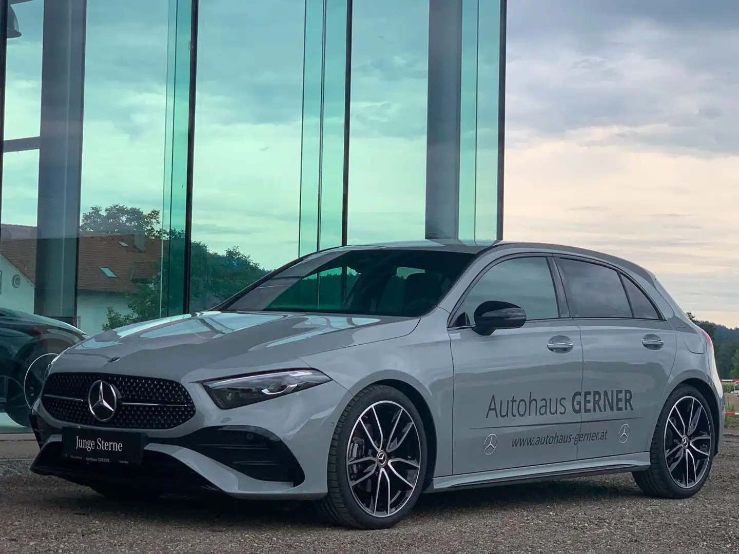 Mercedes-Benz A 180 d Kompaktlimousine Österreich-Edition AMG Line Grau - 2