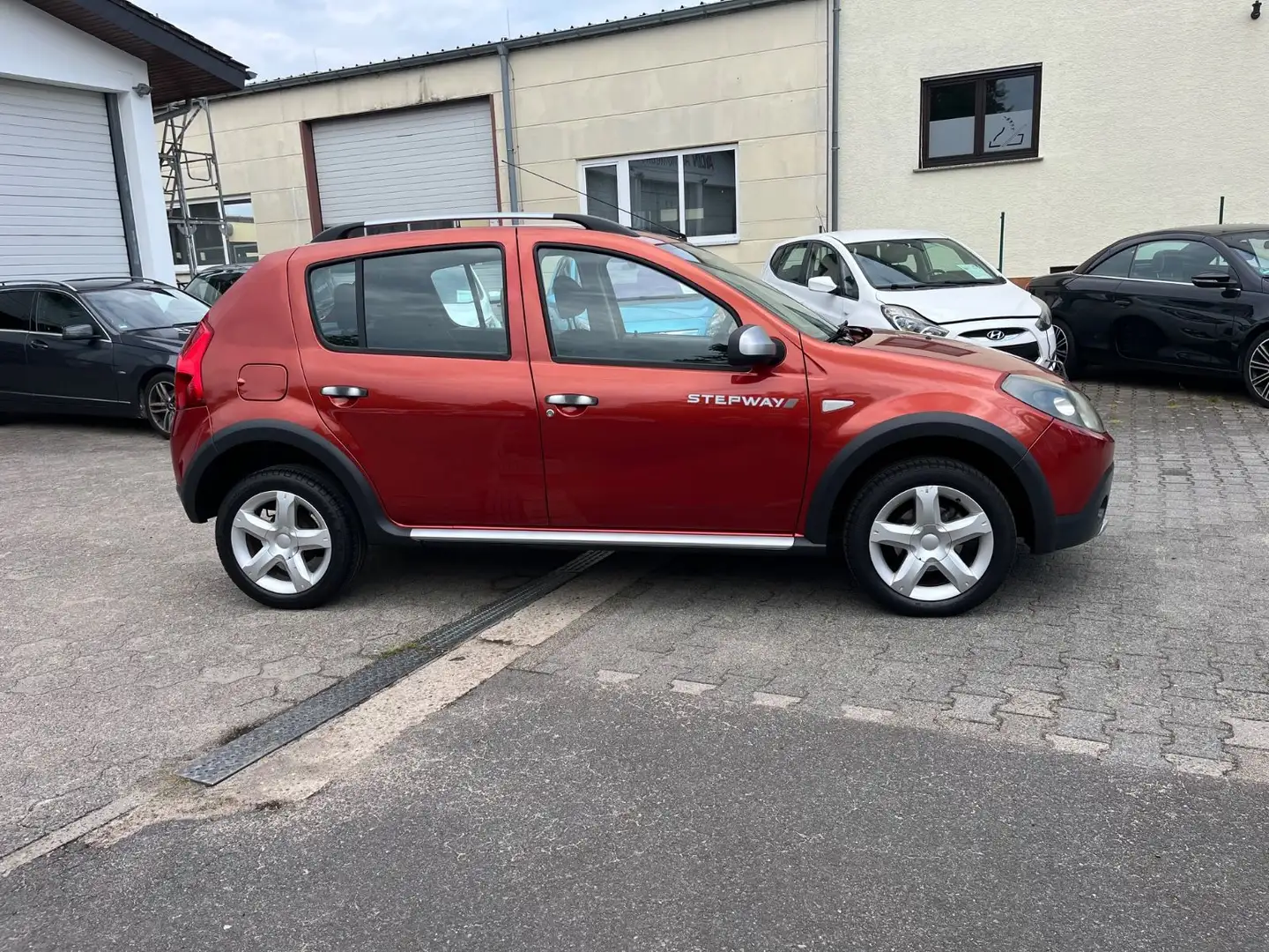 Dacia Sandero Stepway-TÜV NEU-GEPFLEGT-KLIMA-8 FACH Gold - 2