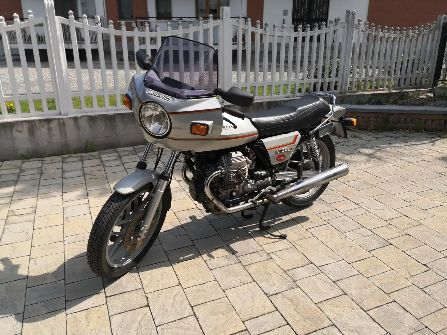 Moto Guzzi V 50 Argento - 2