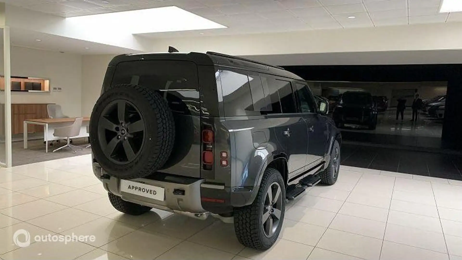 Land Rover Defender 110 2.0 P300e X-Dynamic SE - 2