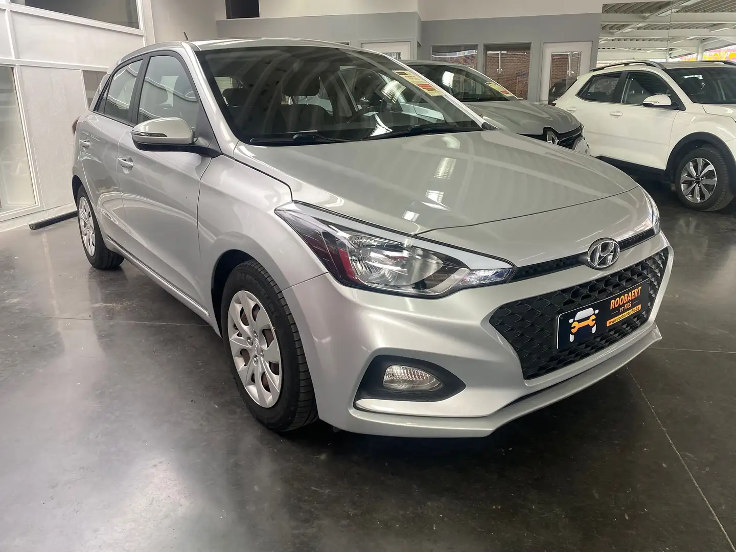 Hyundai i20 i20 1.2i Air      avec 1 an 1/2 de garantie Plateado - 1