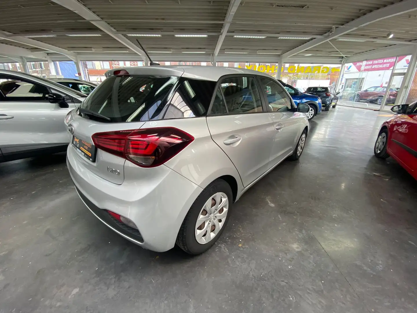 Hyundai i20 i20 1.2i Air      avec 1 an 1/2 de garantie Plateado - 2