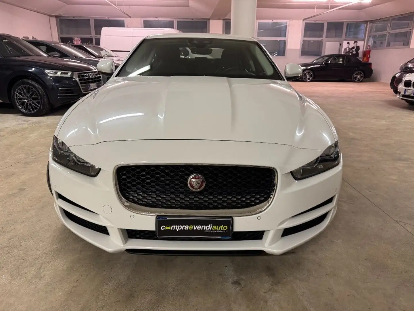 Jaguar XE 2.0 D 180 CV aut. Pure Weiß - 2