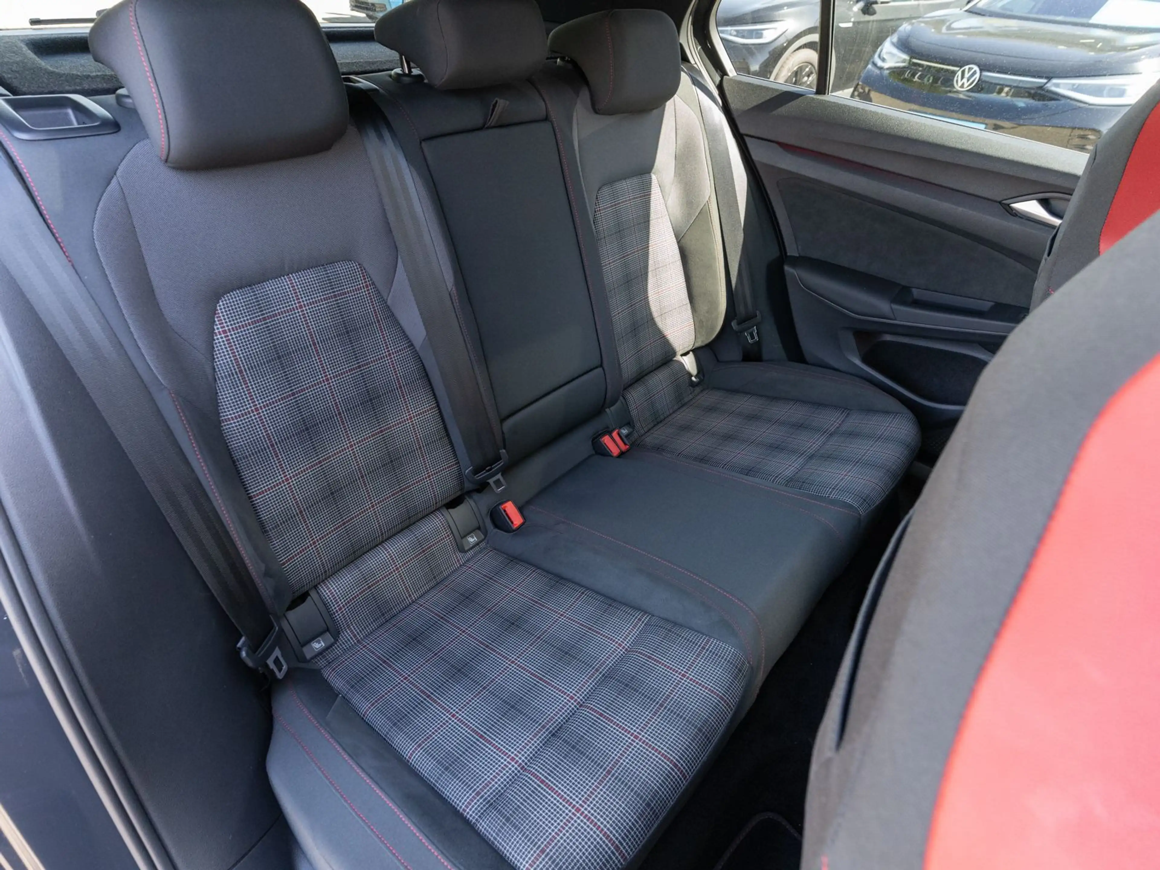 Volkswagen Golf GTI 2.0 TSI DSG LED Navi ACC PANO RFK SHZ — photo 8