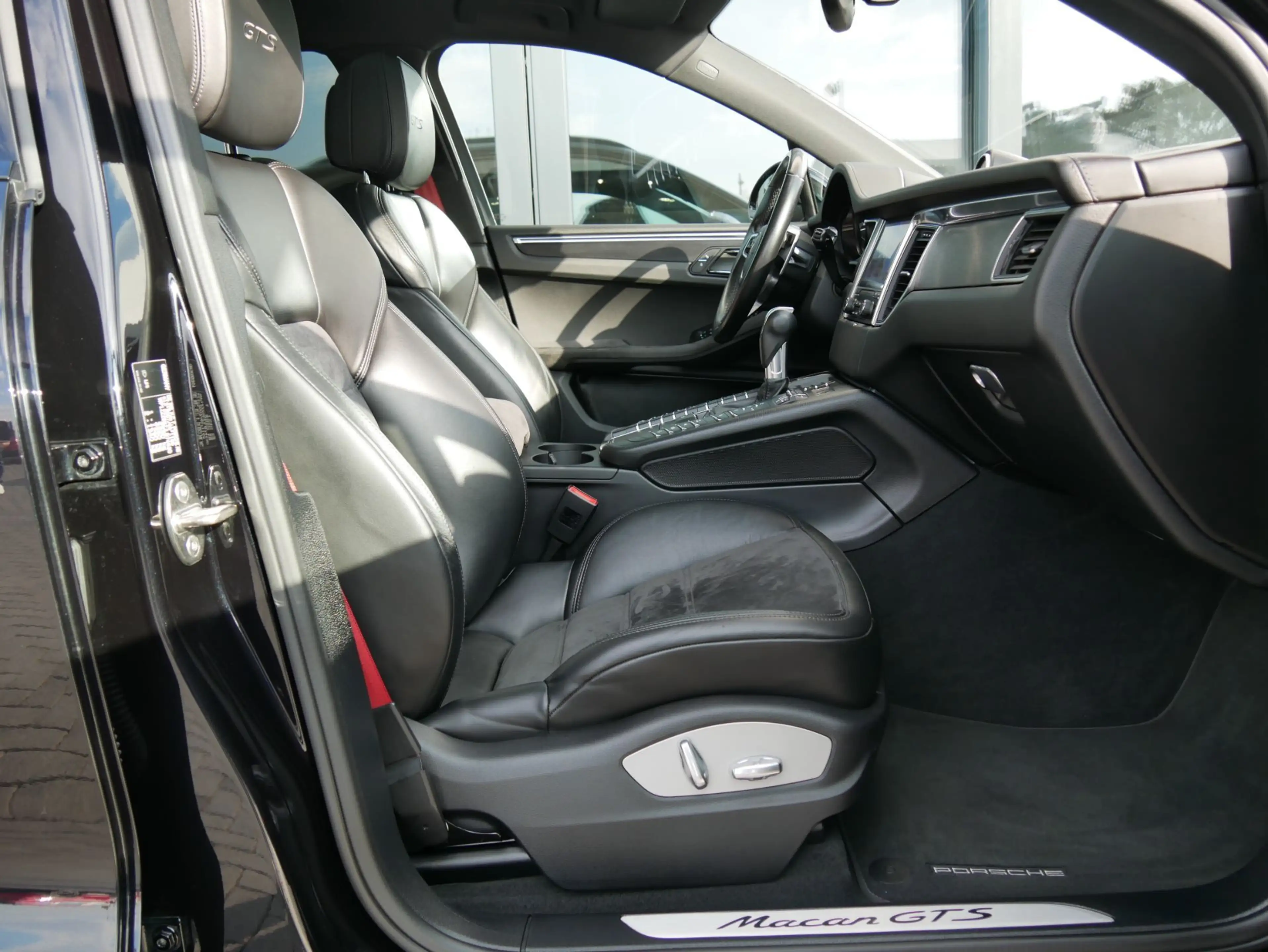 Porsche Macan GTS 3.0 PANO CHRONO BOSE STANDHEIZUNG 21" — photo 14