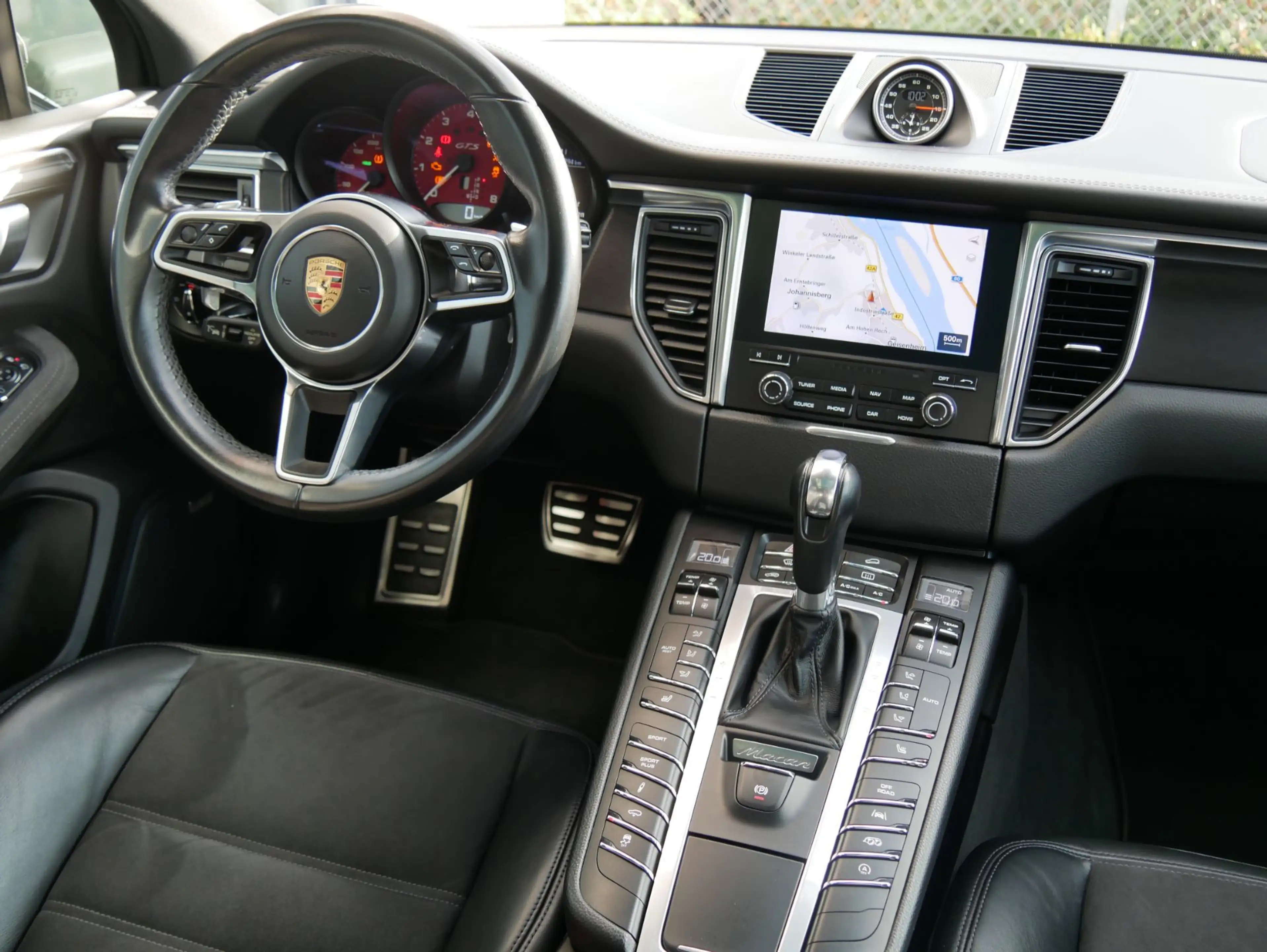 Porsche Macan GTS 3.0 PANO CHRONO BOSE STANDHEIZUNG 21" — photo 13