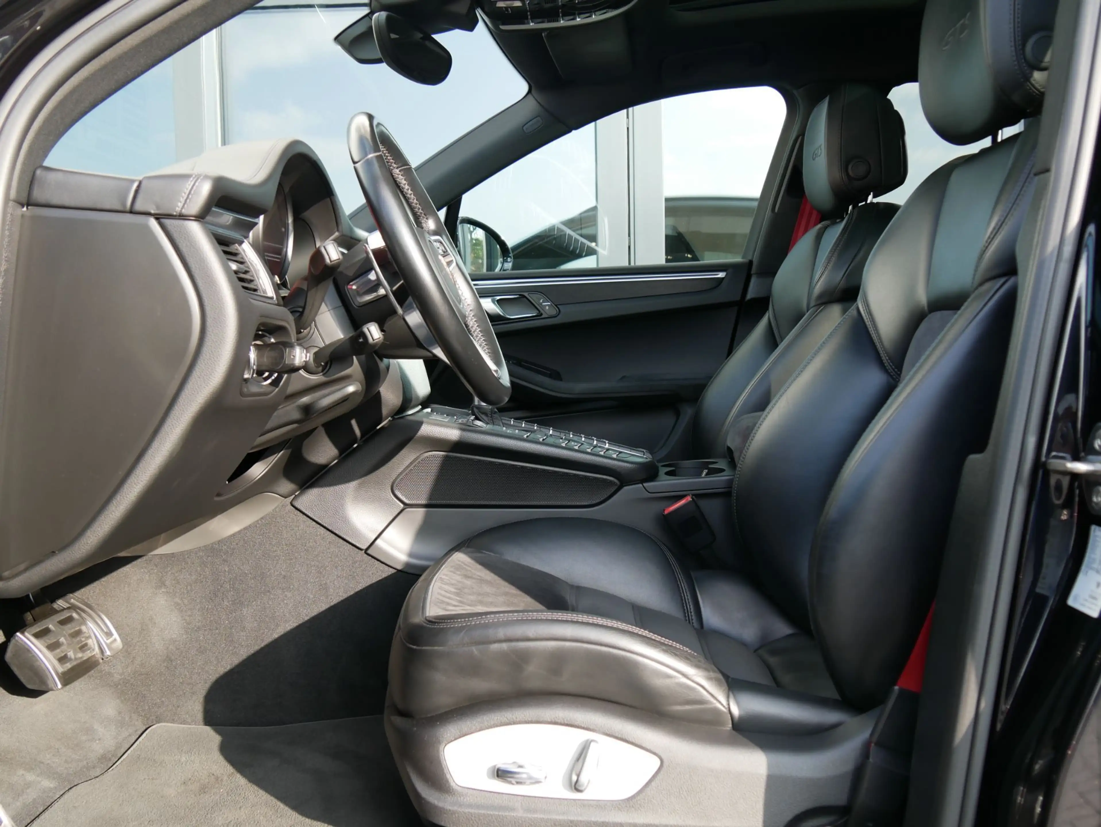 Porsche Macan GTS 3.0 PANO CHRONO BOSE STANDHEIZUNG 21" — photo 9