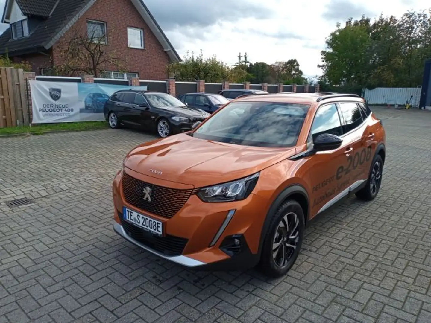 Peugeot 2008 Elektro Allure Pack Allwetterreifen,Navi,Sitzheizu Naranja - 1