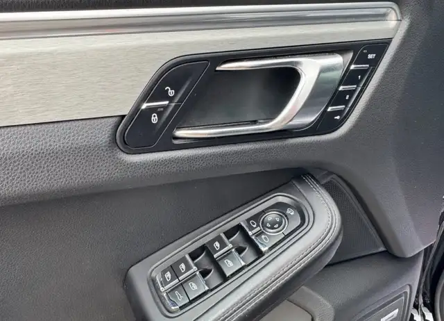 Porsche Macan view 13