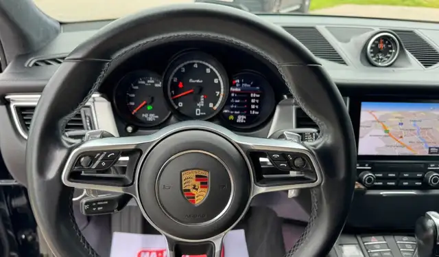 Porsche Macan view 12