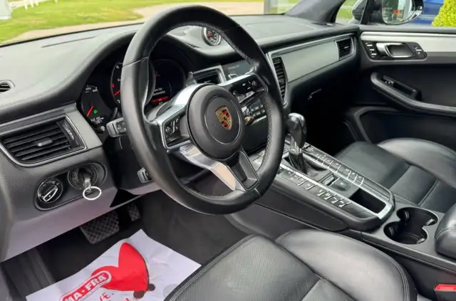 Porsche Macan view 11
