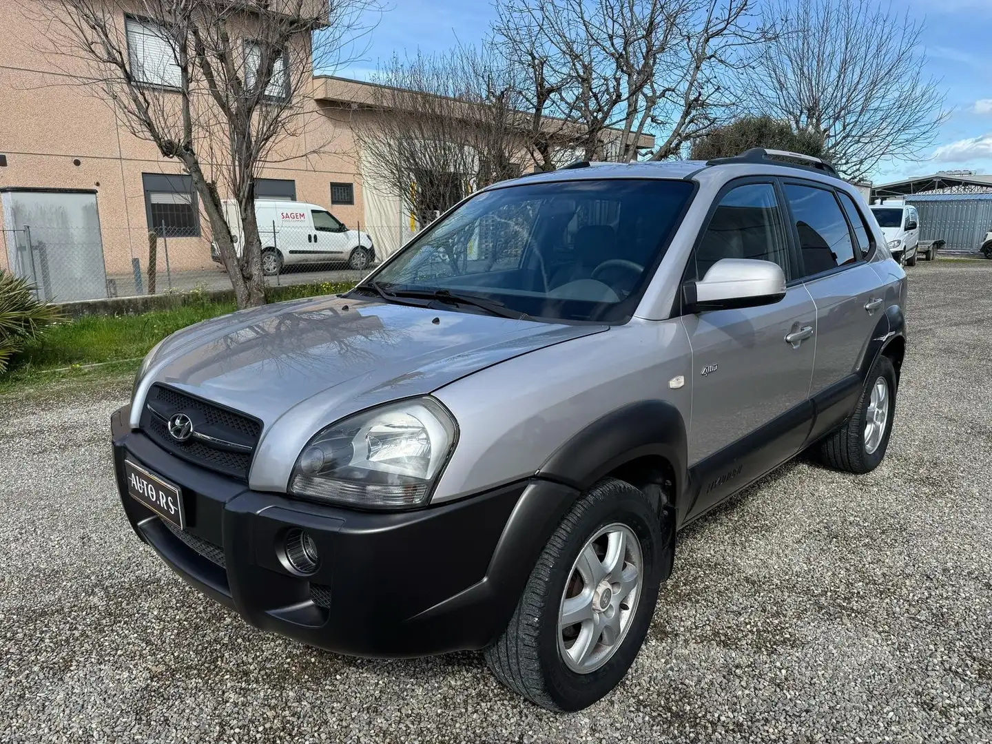 Hyundai TUCSON 2.0 crdi Dynamic 5p – Diesel, Comoda, Economica Stříbrná - 2