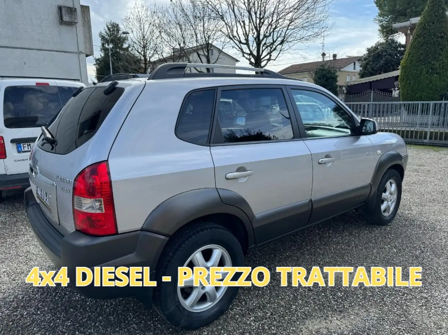 Hyundai TUCSON 2.0 crdi Dynamic 5p – Diesel, Comoda, Economica Stříbrná - 1