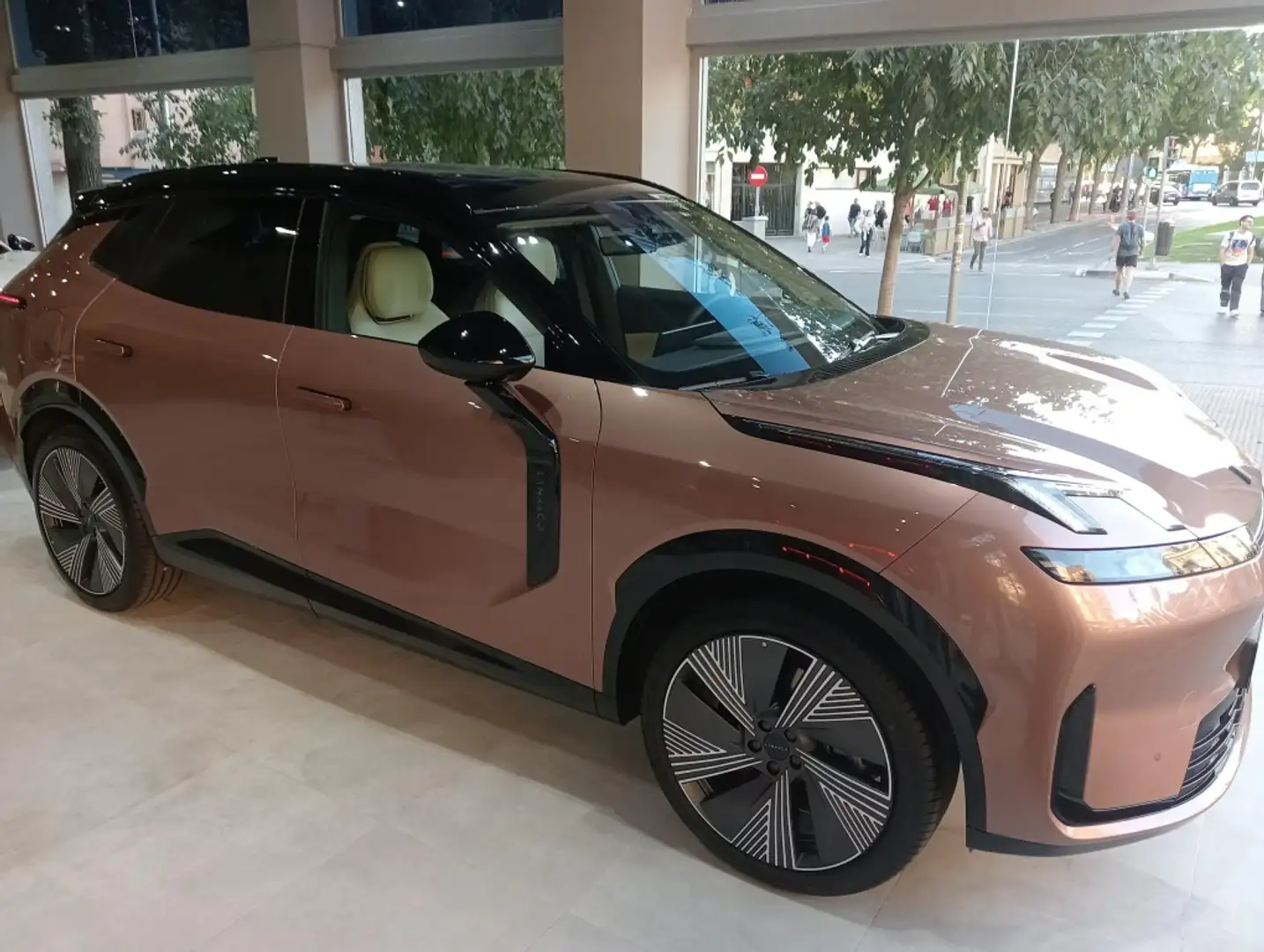 Lynk & Co 08 1.5 PHEV More Beige - 1