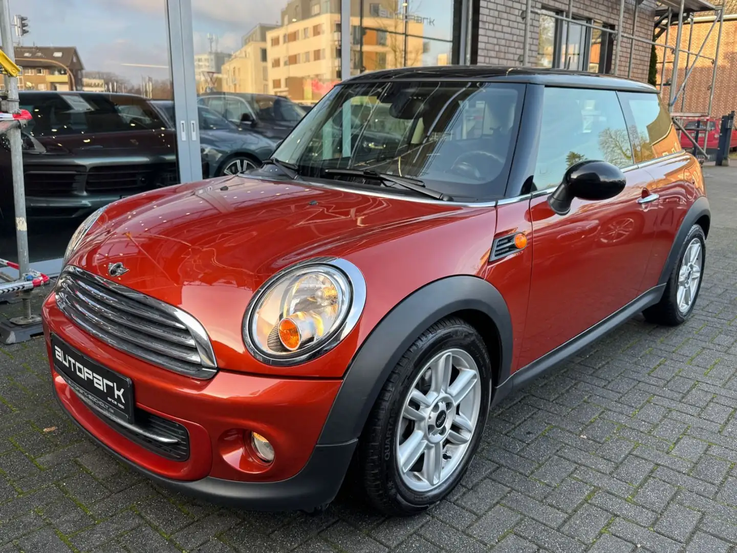 MINI Cooper Automatik Modellpflege TÜV NEU Orange - 1