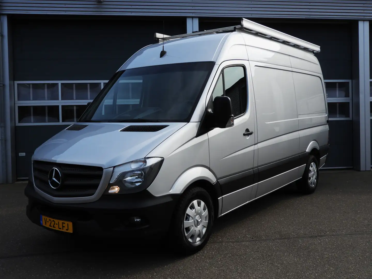 Mercedes-Benz Sprinter 319 3.0 L2H2 V6 190 PK AIRCO | NAV | 3.5t TREKHAAK Silber - 1