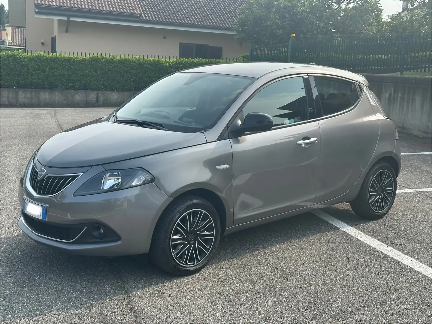 Lancia Ypsilon 1.0 firefly hybrid Gold s&s 70cv Grigio - 1