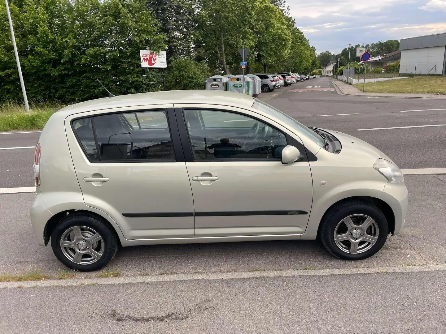Daihatsu Sirion Sirion 1,3 Aut. Srebrny - 1