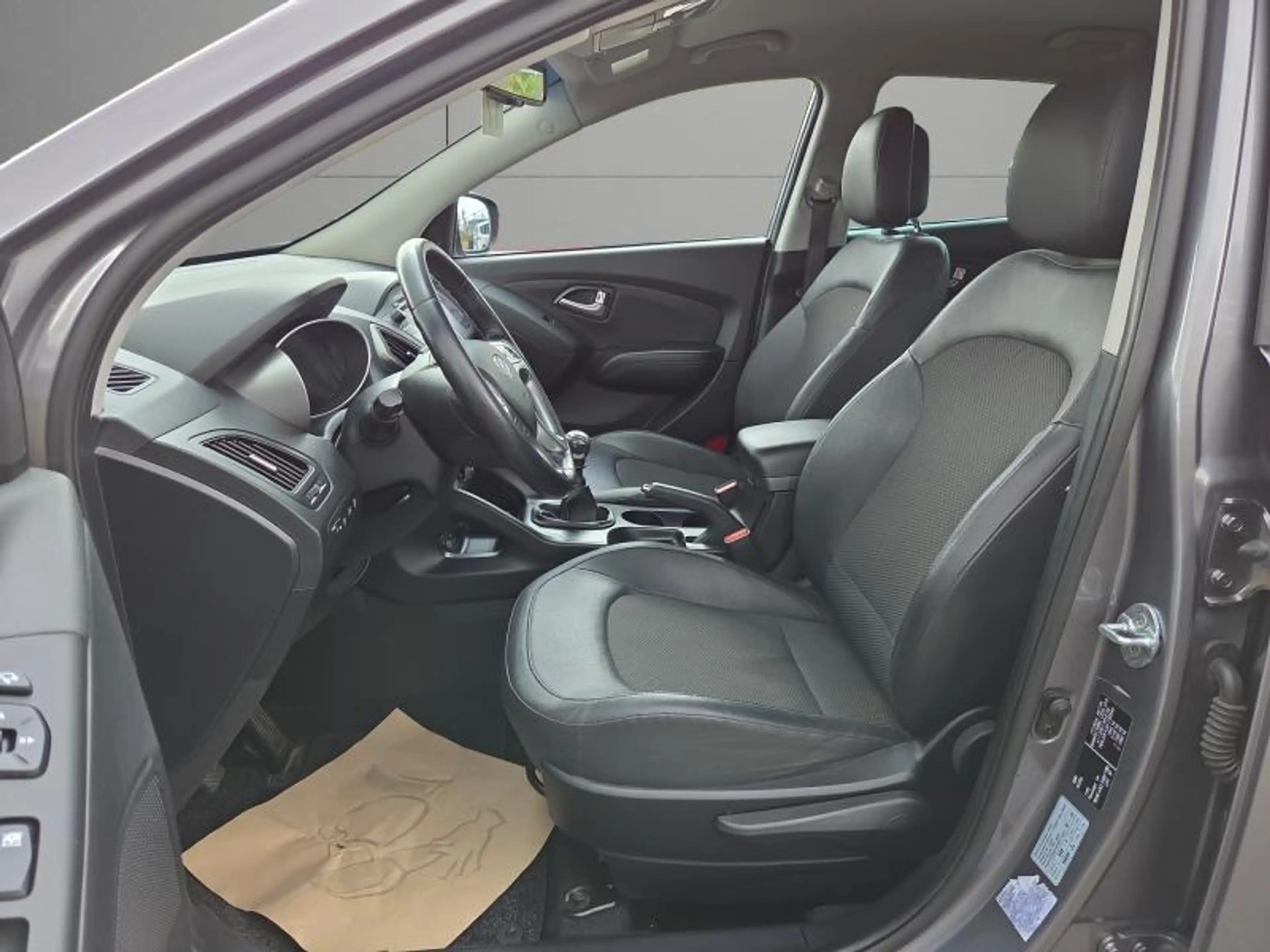 Hyundai iX35 1.7 116cv Gris 01/16 Airco GPS Bluetooth — photo 9