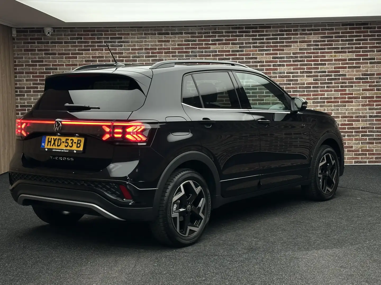 Volkswagen T-Cross 1.0 TSI R-Line Edition BTW Camera Stoelvrwm Virtua Zwart - 2