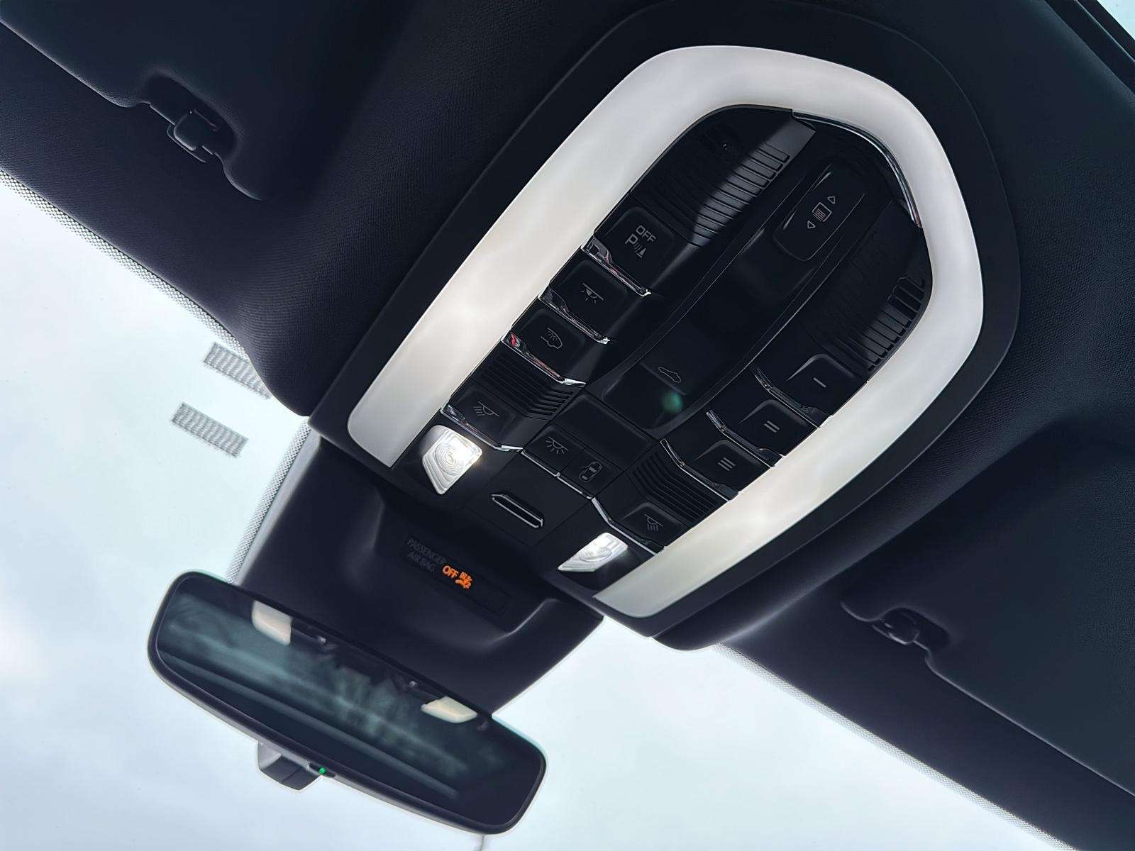 2024 Porsche Macan S thumb 25