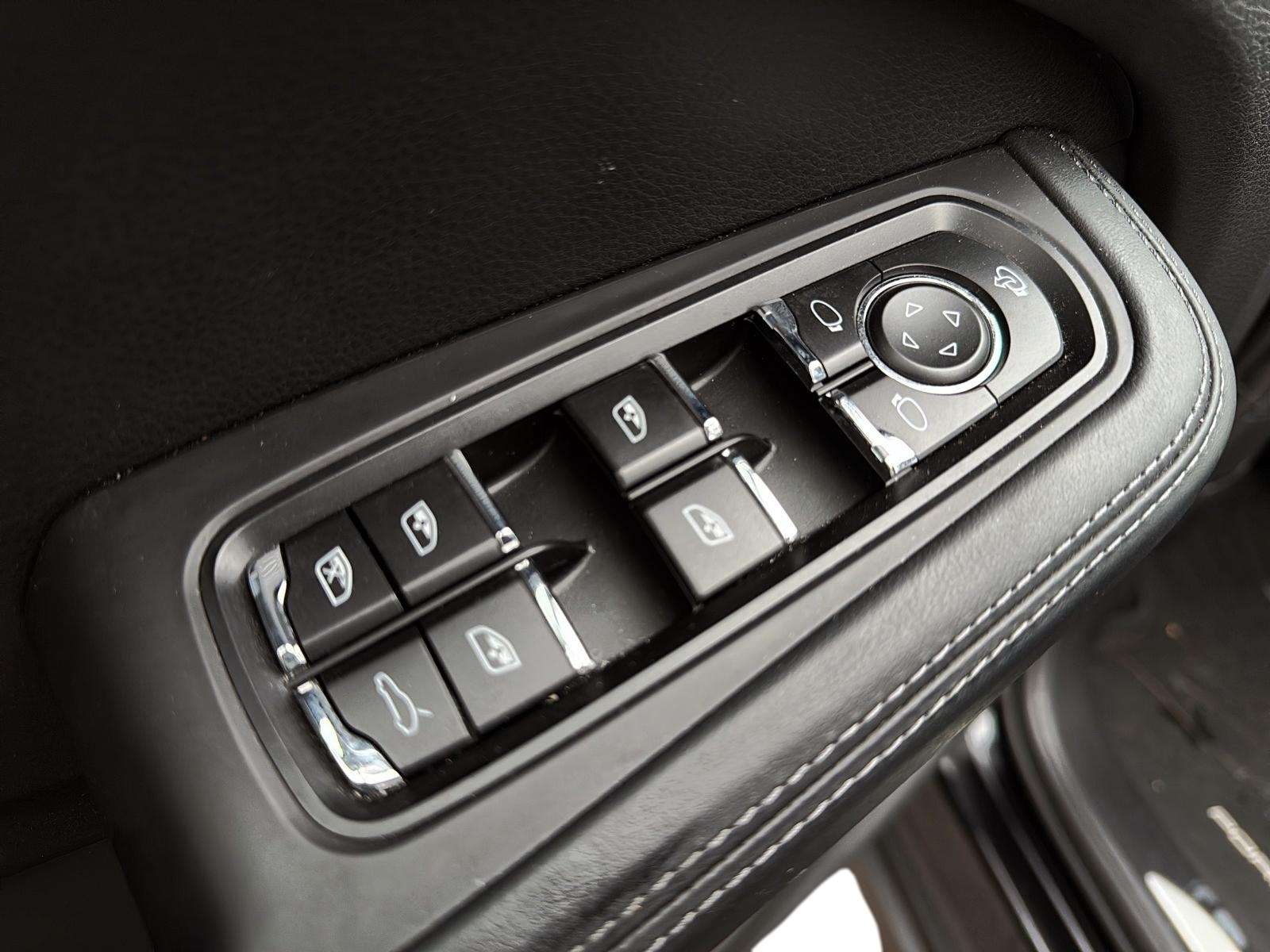 2024 Porsche Macan S thumb 19