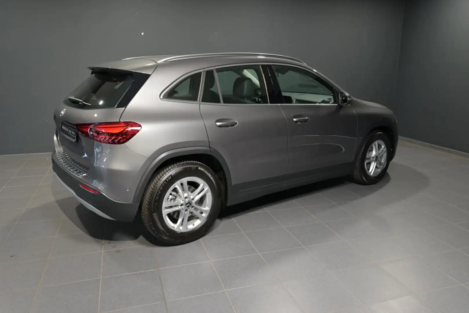 Mercedes-Benz GLA 180 Off-Roader Leder el.Heck KAM PDC SpurH Grau - 2