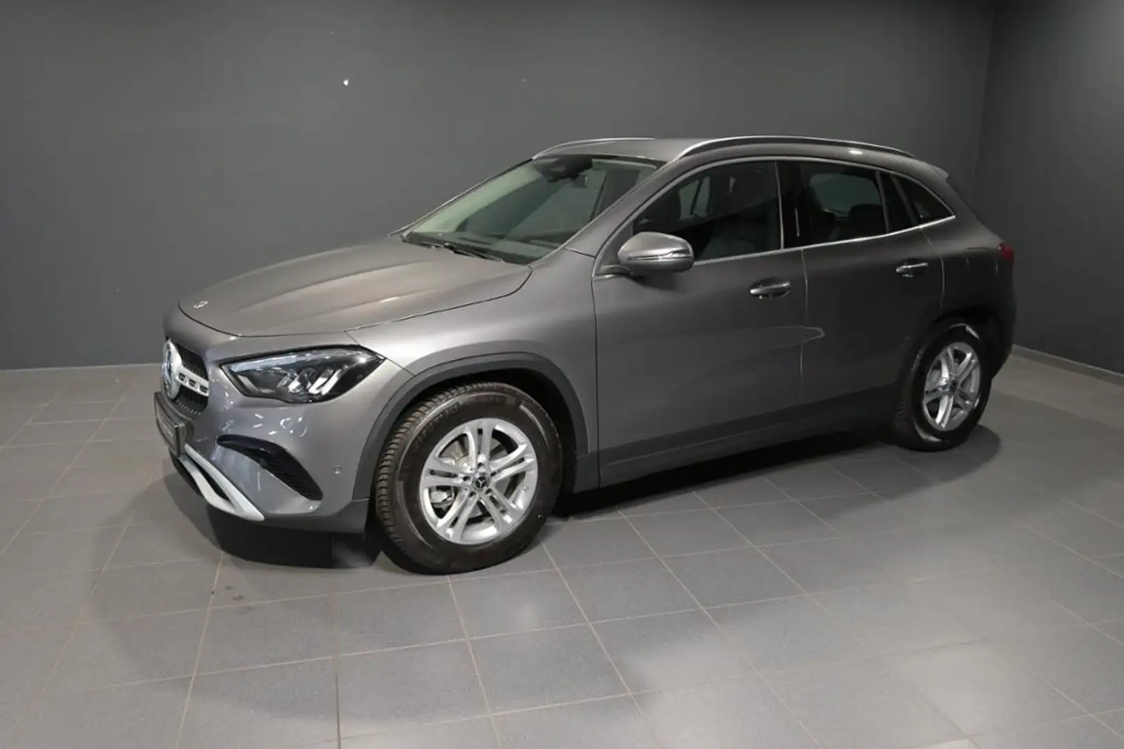 Mercedes-Benz GLA 180 Off-Roader Leder el.Heck KAM PDC SpurH Grau - 1