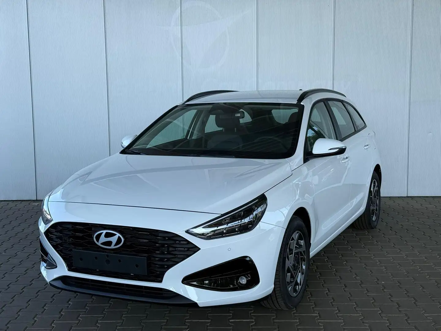 Hyundai i30 Kombi Smart 1.5 GDI 6MT / Navi PDC V.&H. m. Kam... Weiß - 1