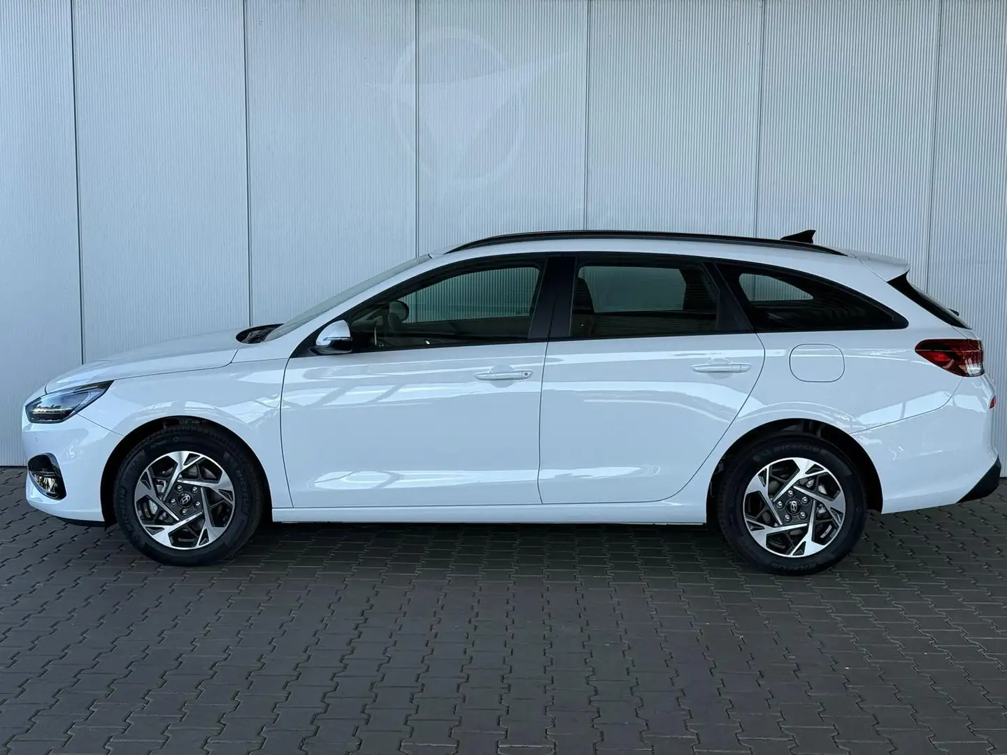 Hyundai i30 Kombi Smart 1.5 GDI 6MT / Navi PDC V.&H. m. Kam... Weiß - 2